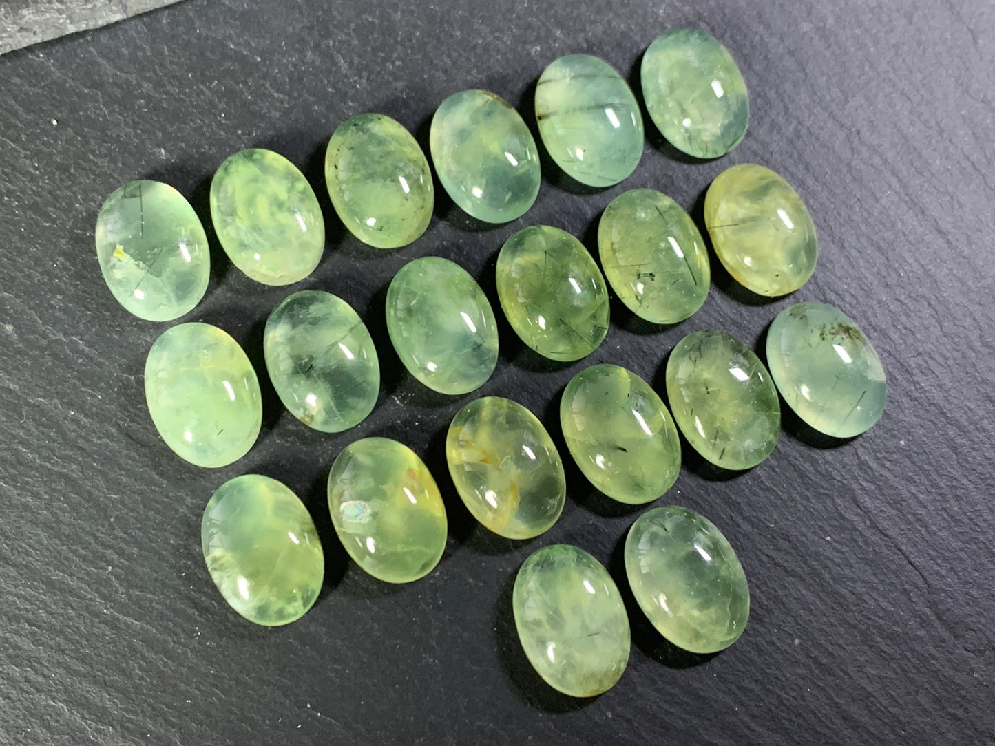 Prehnite oval 13x18mm cabochon - Calibrated cabochons