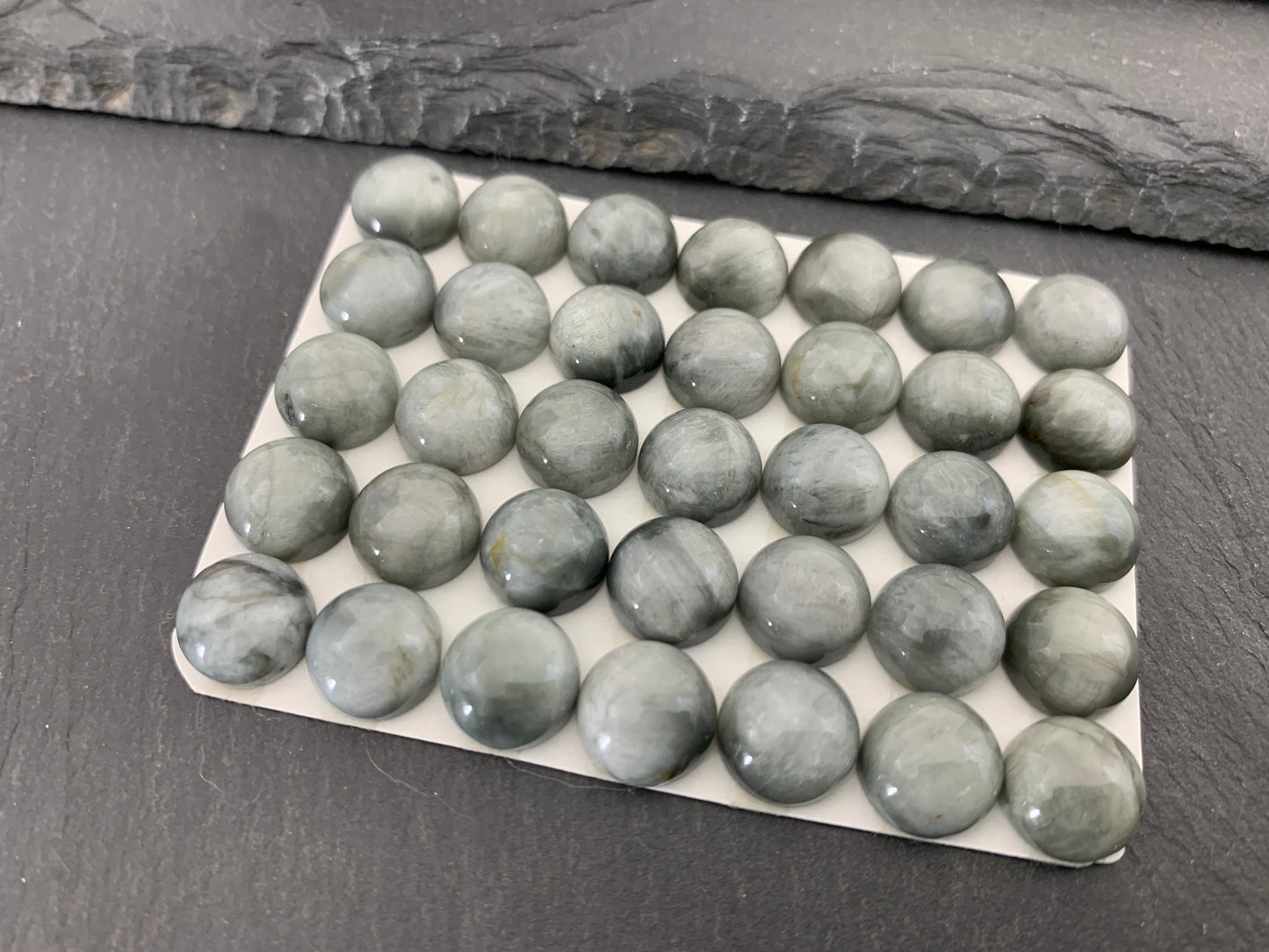 Eagle Eye round 10mm cabochon - Calibrated cabochons