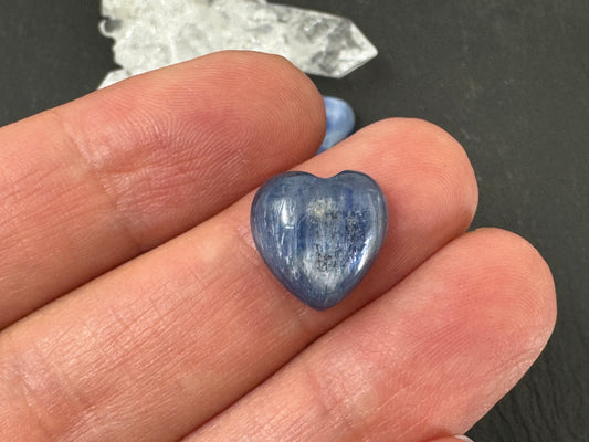 Blue Kyanite Heart 12mm cabochon - Calibrated cabochons