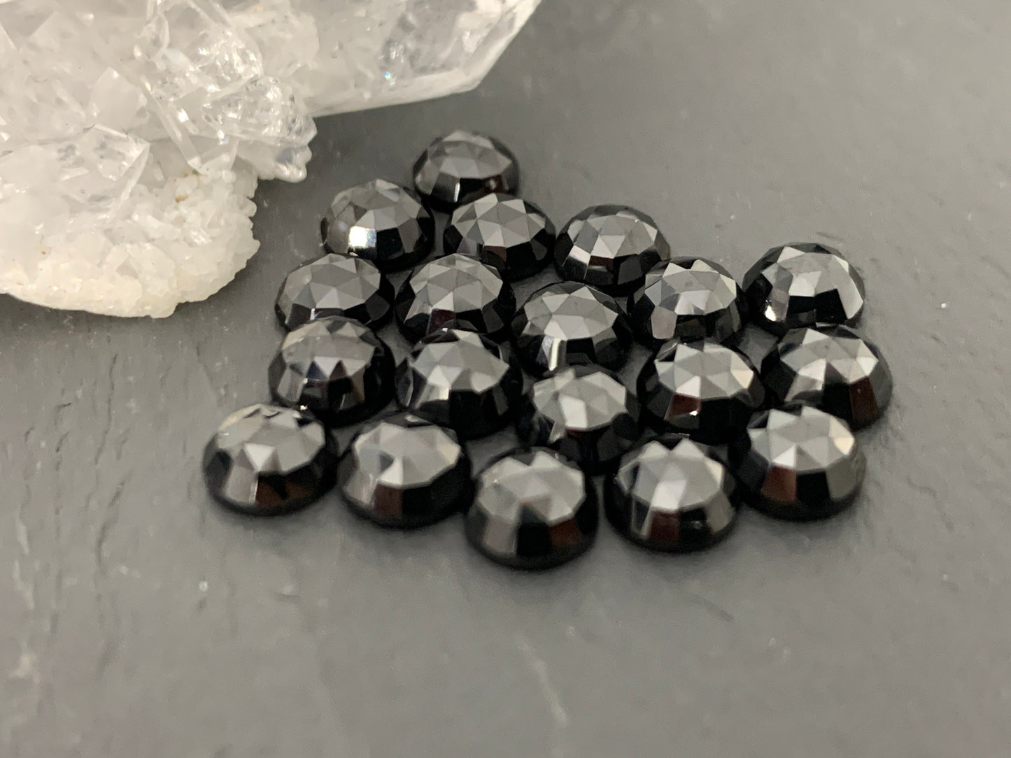 Faceted Black Spinel round 6mm cabochon - Calibrated cabochons