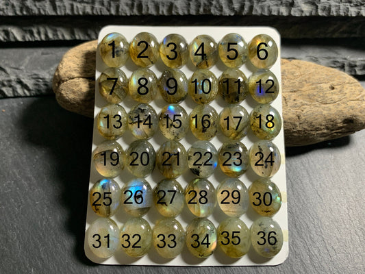Labradorite oval 9x11mm cabochon - Calibrated Labradorite