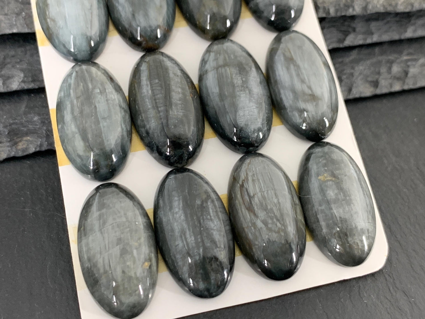 Eagle Eye oval 14x25mm cabochon - Calibrated cabochons