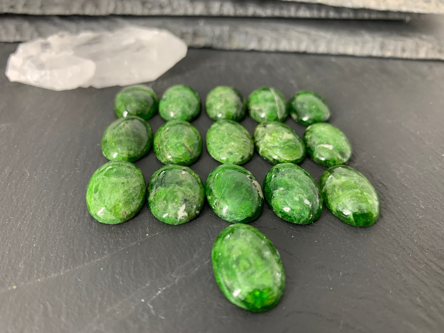 Chrome Diopside oval 13x18mm cabochon - Calibrated cabochons