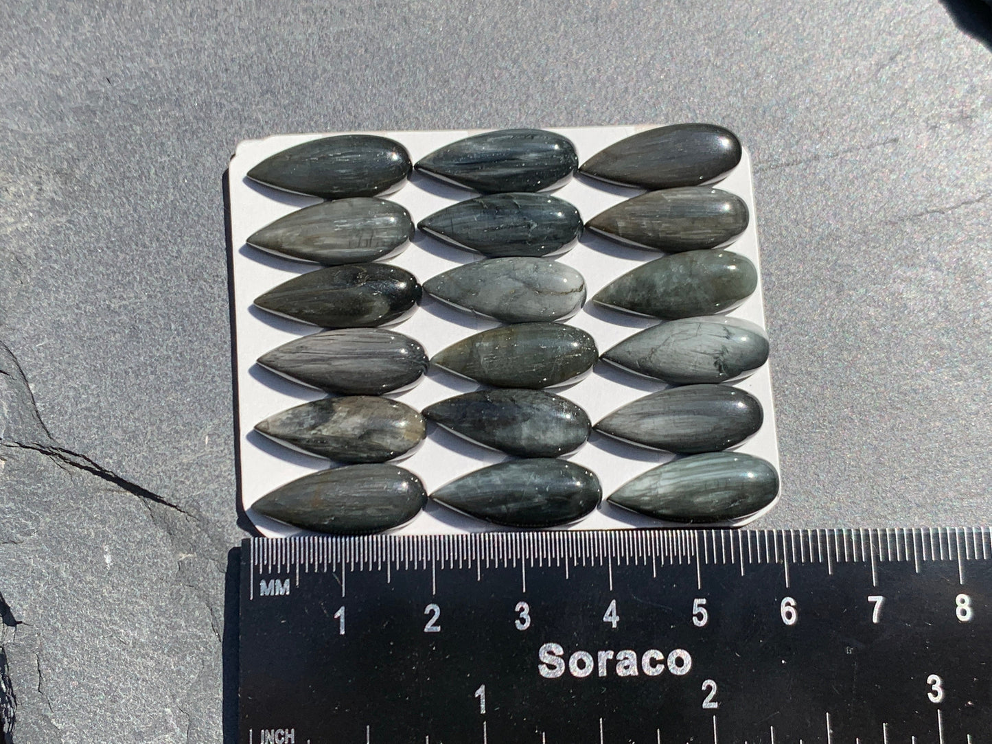 Eagle Eye pear 8x20mm cabochon - Calibrated cabochons