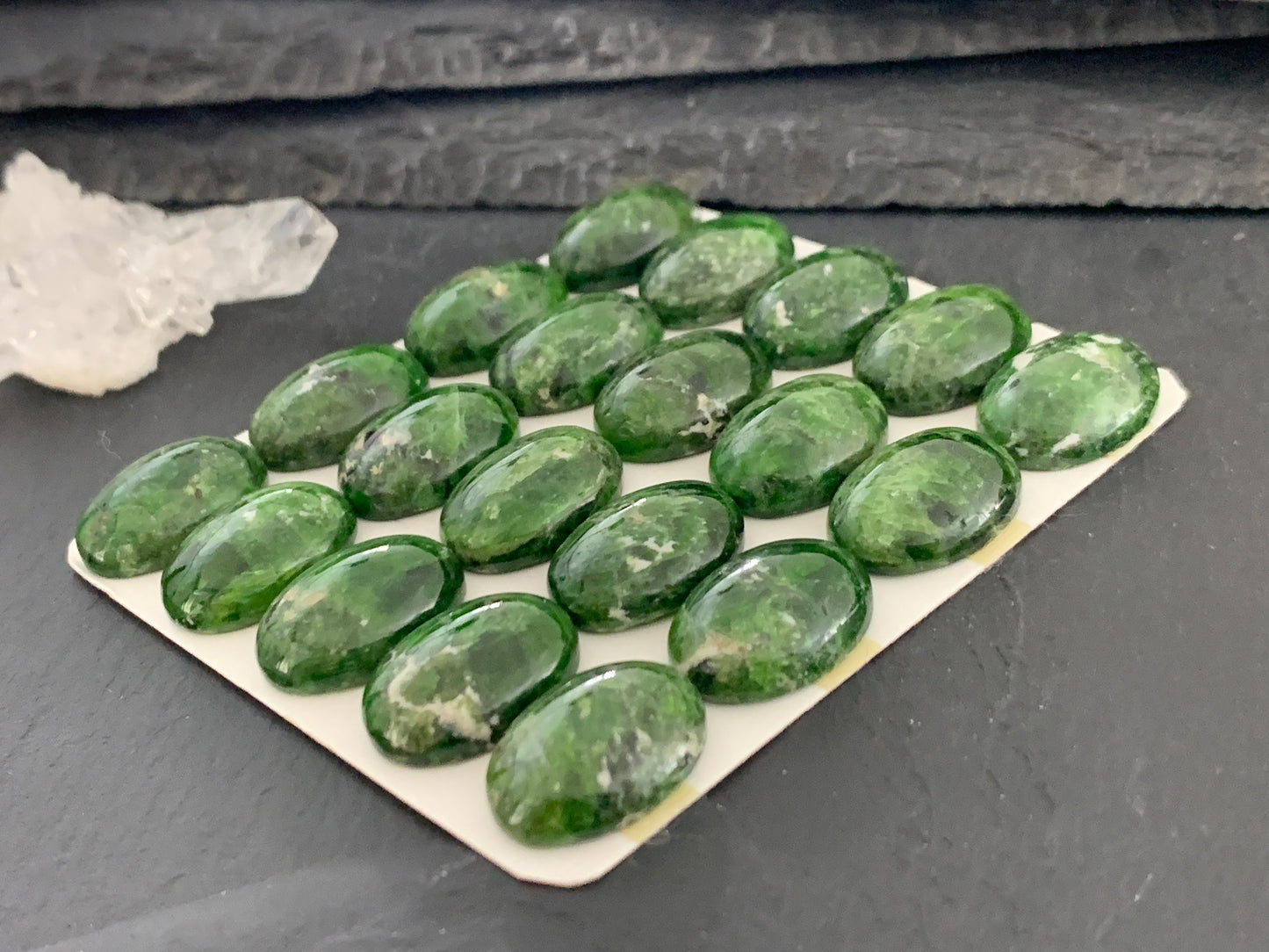 Chrome Diopside oval 13x18mm cabochon - Calibrated cabochons