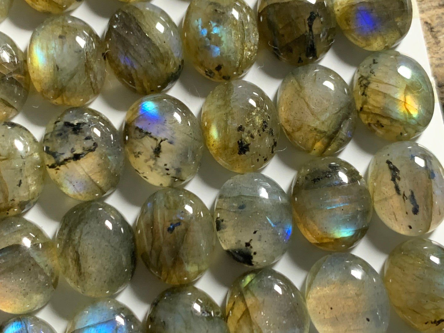 Labradorite oval 9x11mm cabochon - Calibrated Labradorite