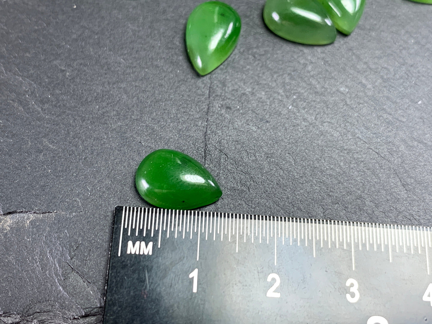 Nephrite pair 8x12mm cabochon - Calibrated cabochon