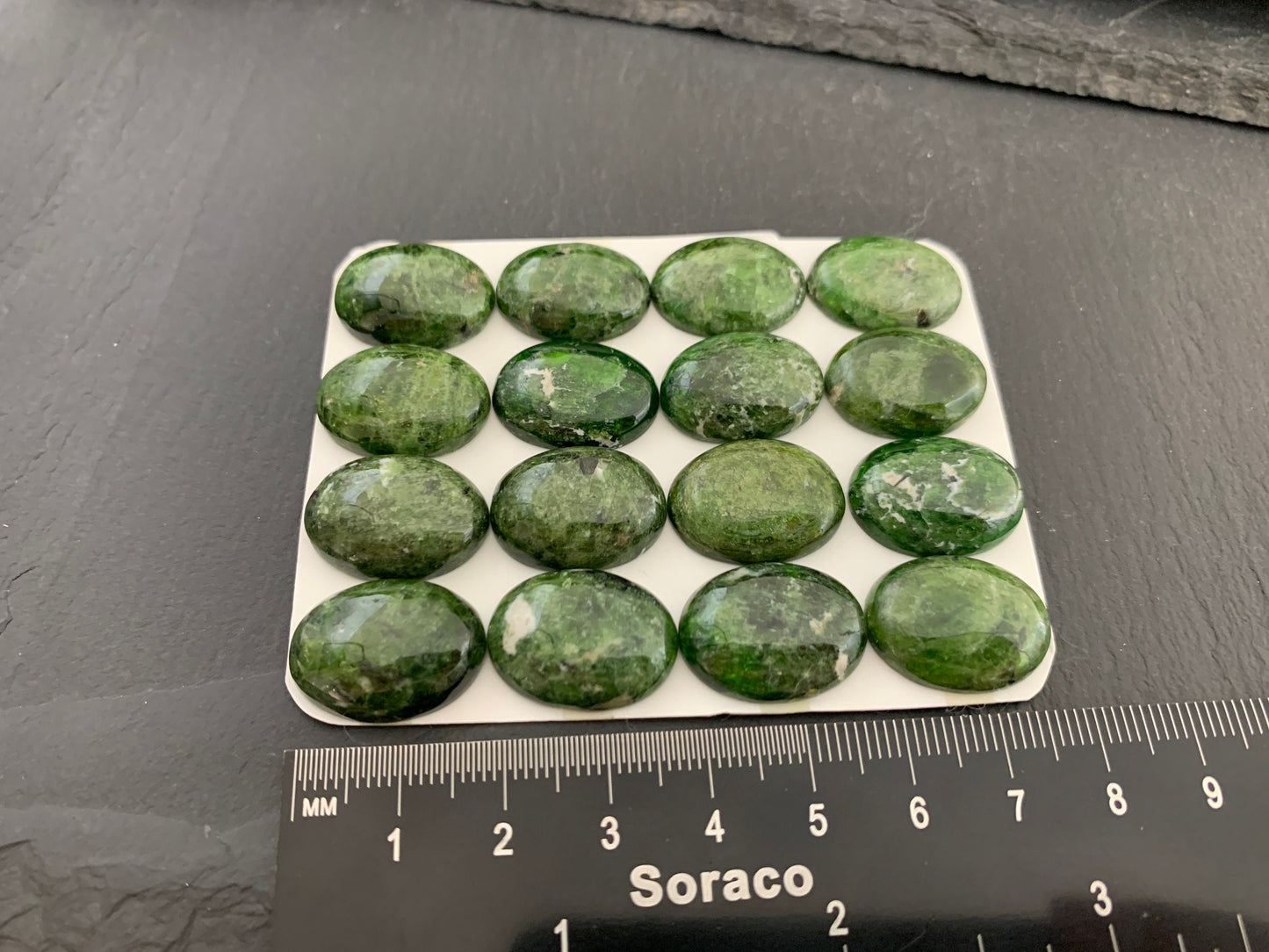 Chrome Diopside oval 15x20mm cabochon - Calibrated cabochons