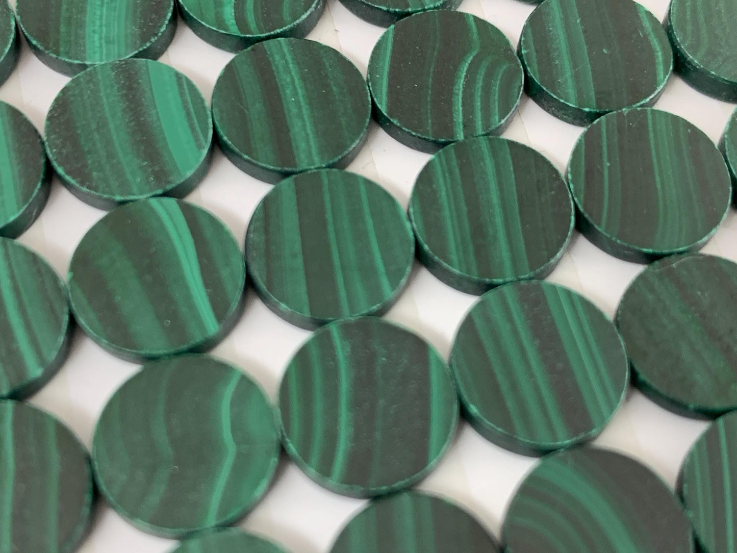 Flat Malachite round 10mm cabochon - Calibrated Cabochons