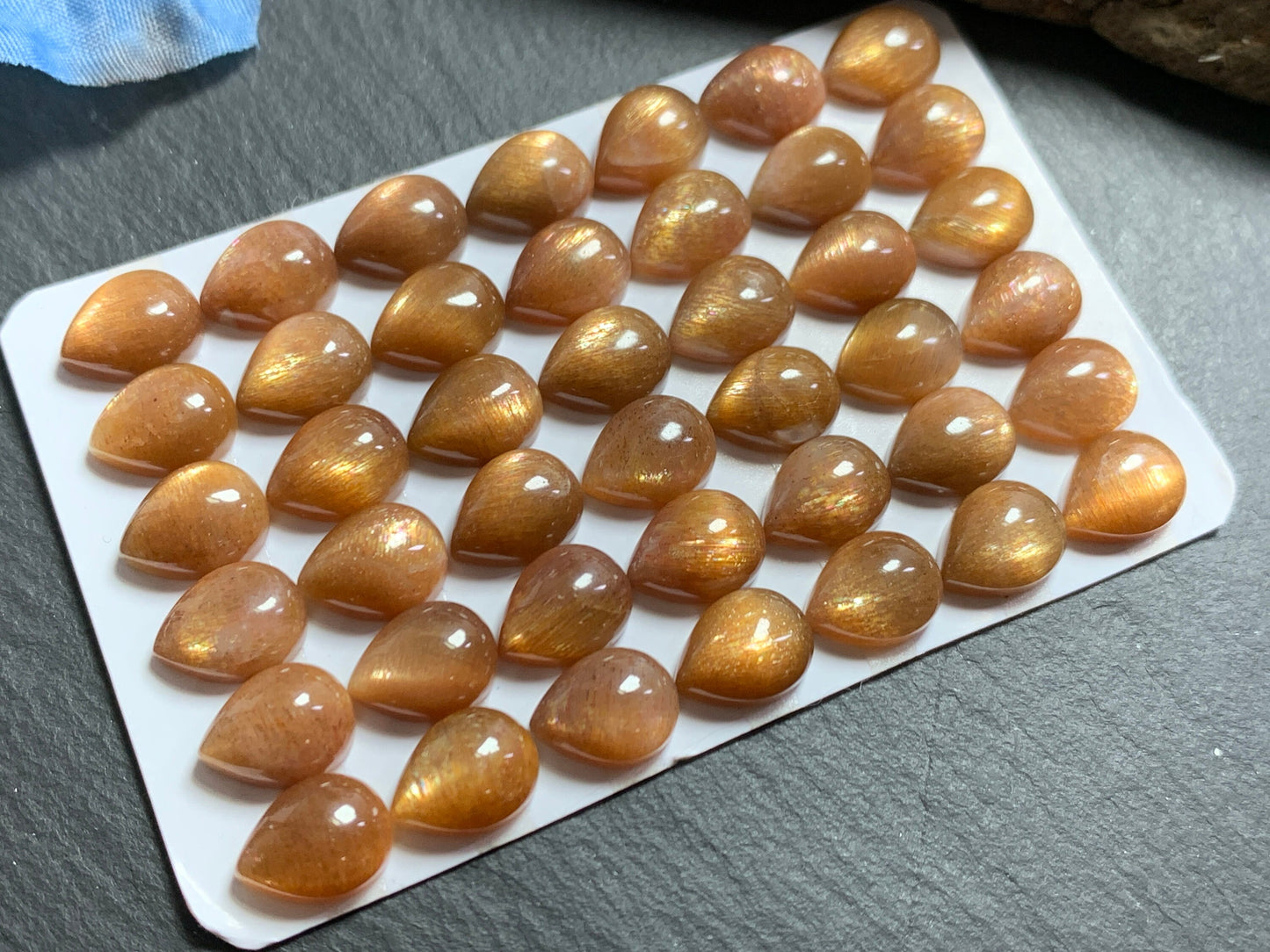 Goldsand Sunstone pear 8x10mm cabochon - Calibrated cabochons