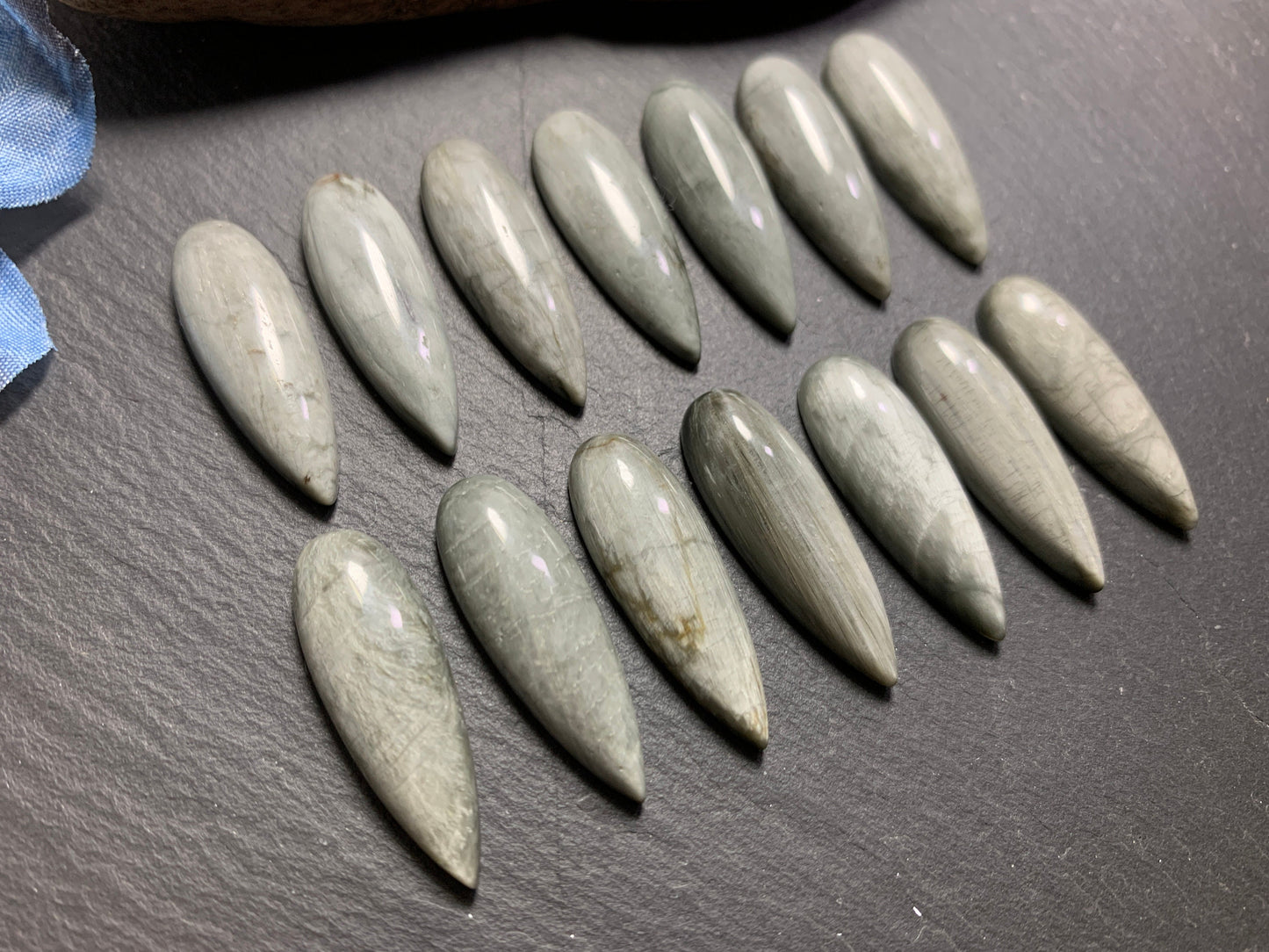 Eagle Eye pear 10x30mm cabochon - Calibrated cabochons