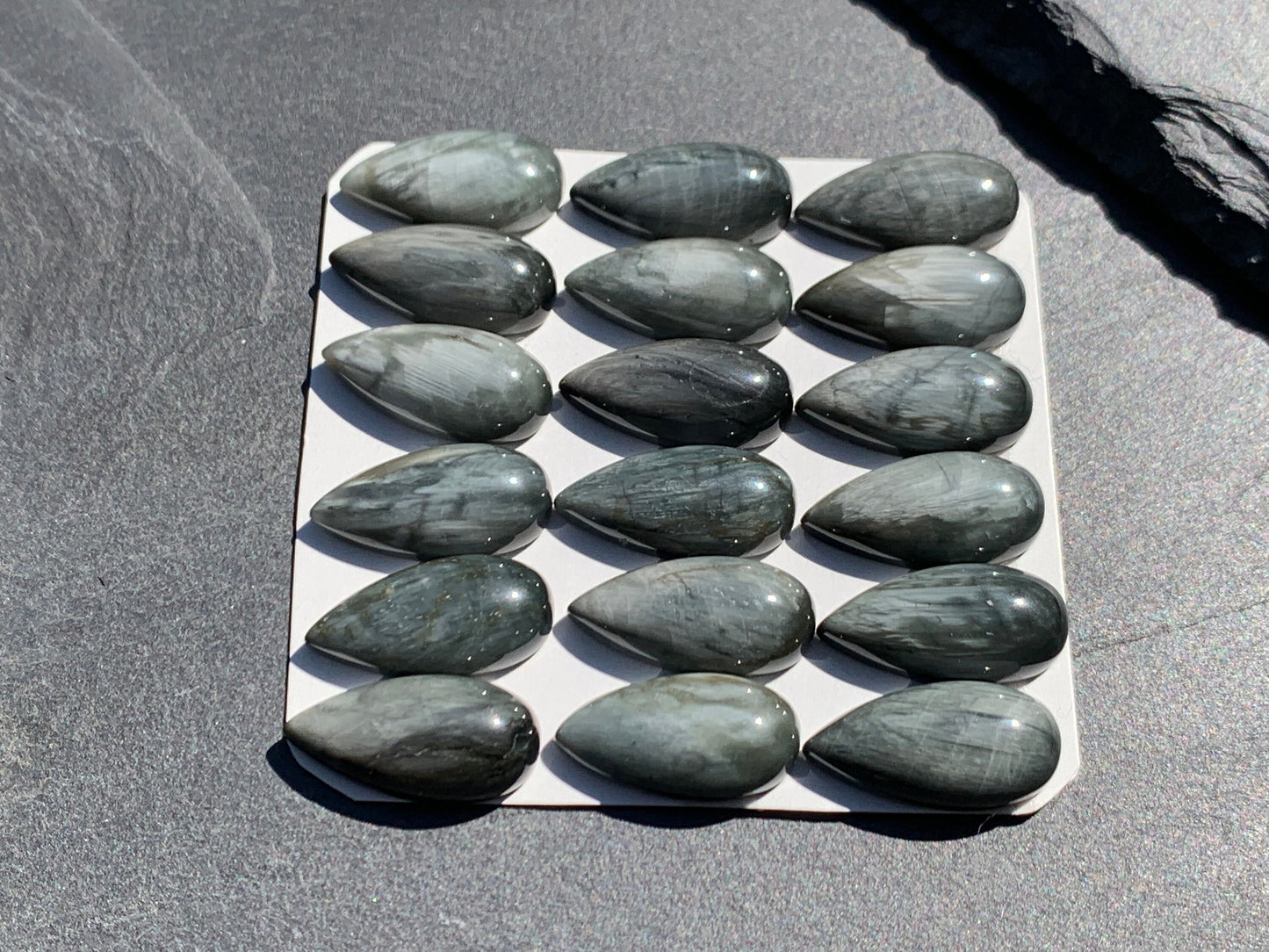 Eagle Eye pear 10x20mm cabochon - Calibrated cabochons