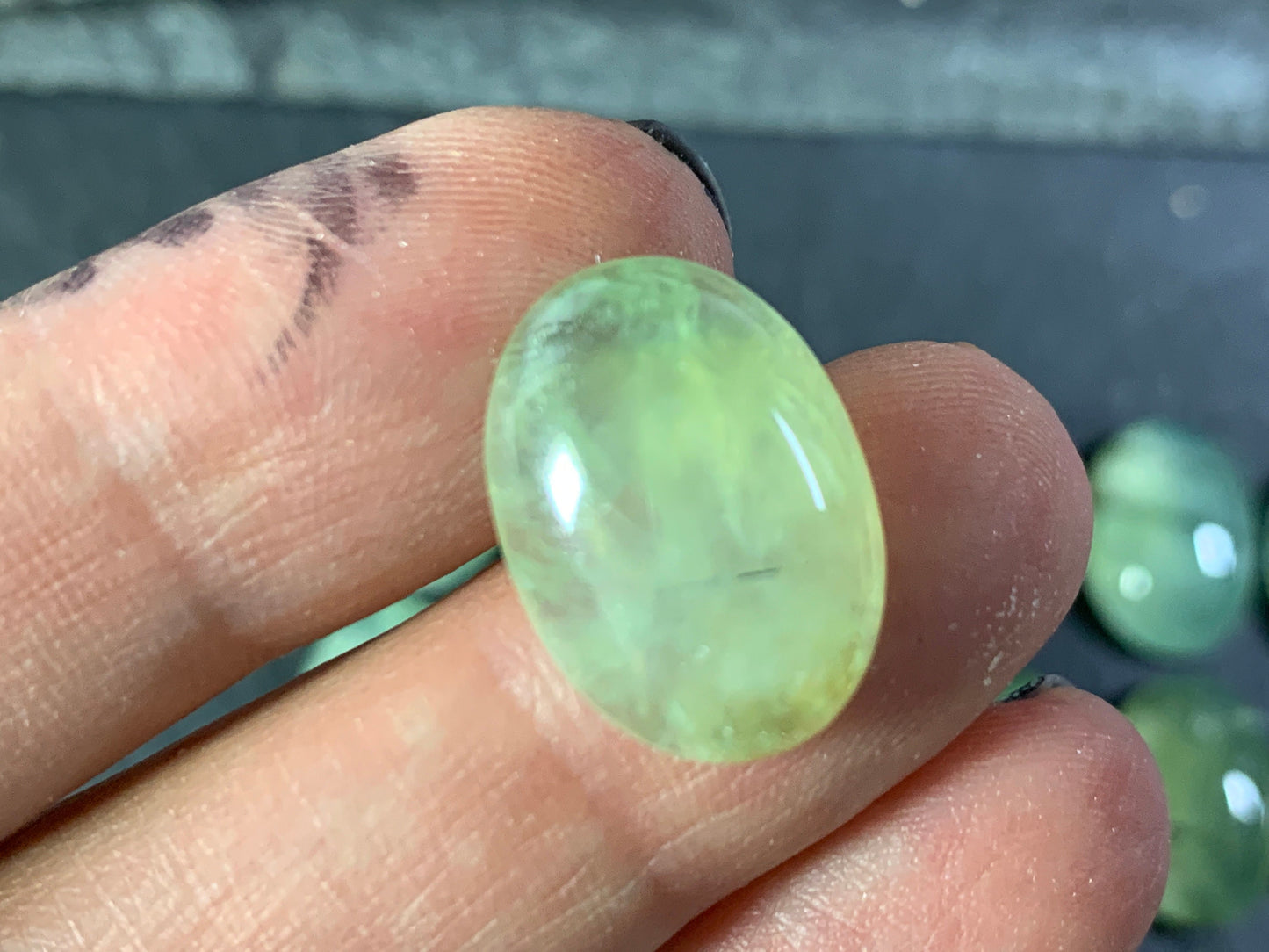 Prehnite oval 13x18mm cabochon - Calibrated cabochons