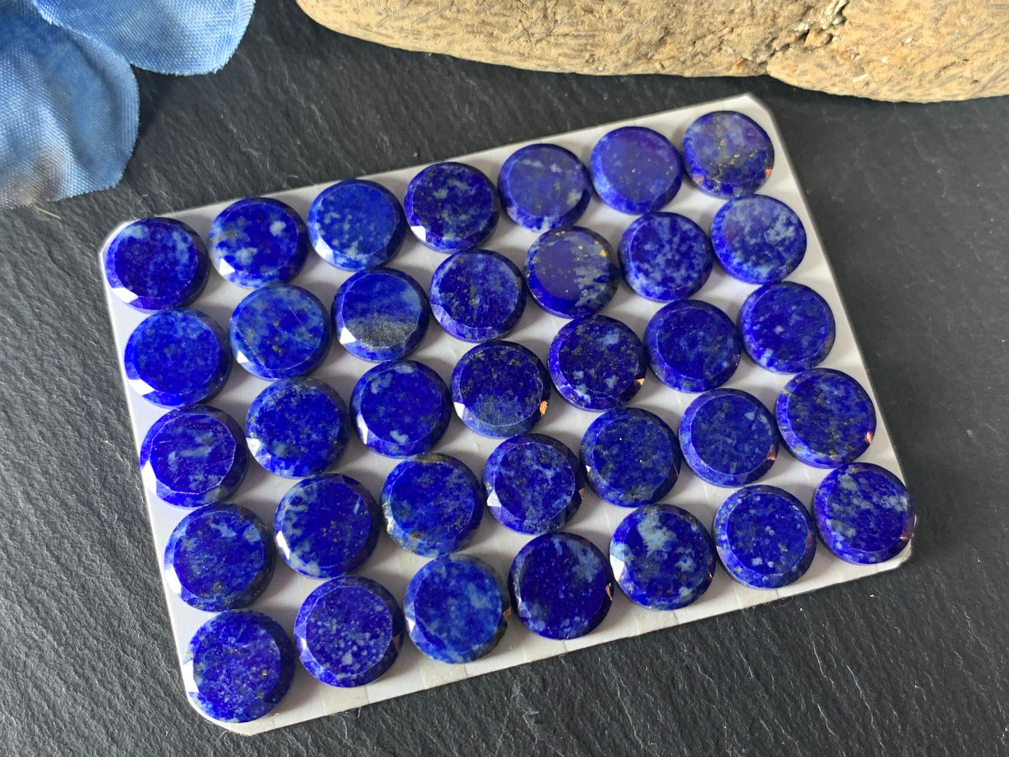 Flat Lapis Lazuli round 10mm cabochon with faceted edge - Calibrated cabochons