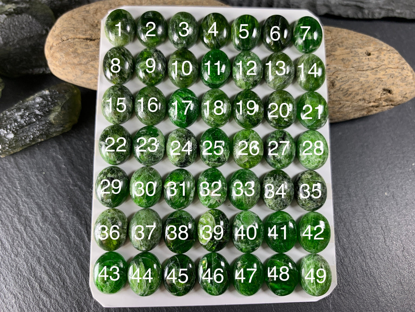 Chrome Diopside oval 8x10mm cabochon - Calibrated cabochons