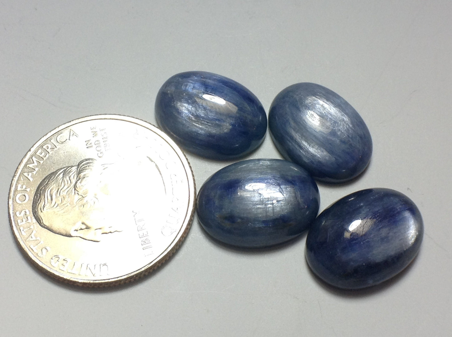 Kyanite oval 12x16mm Cabochon - Calibrated cabochons