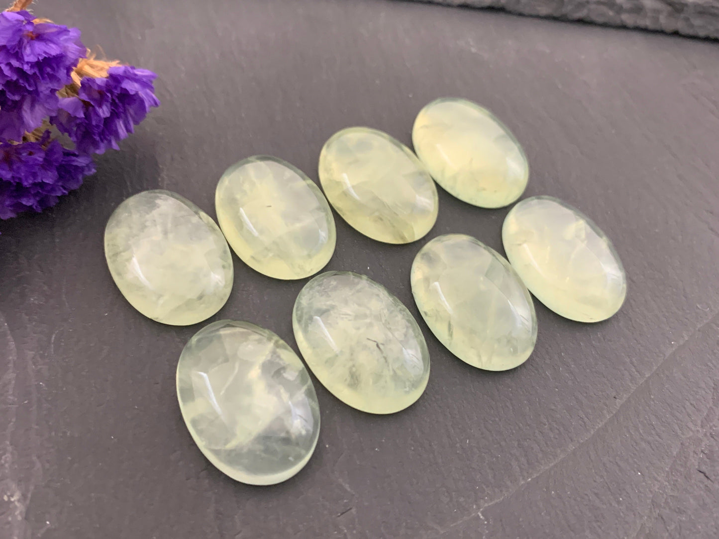 Prehnite oval 18x25mm cabochon - Calibrated cabochons