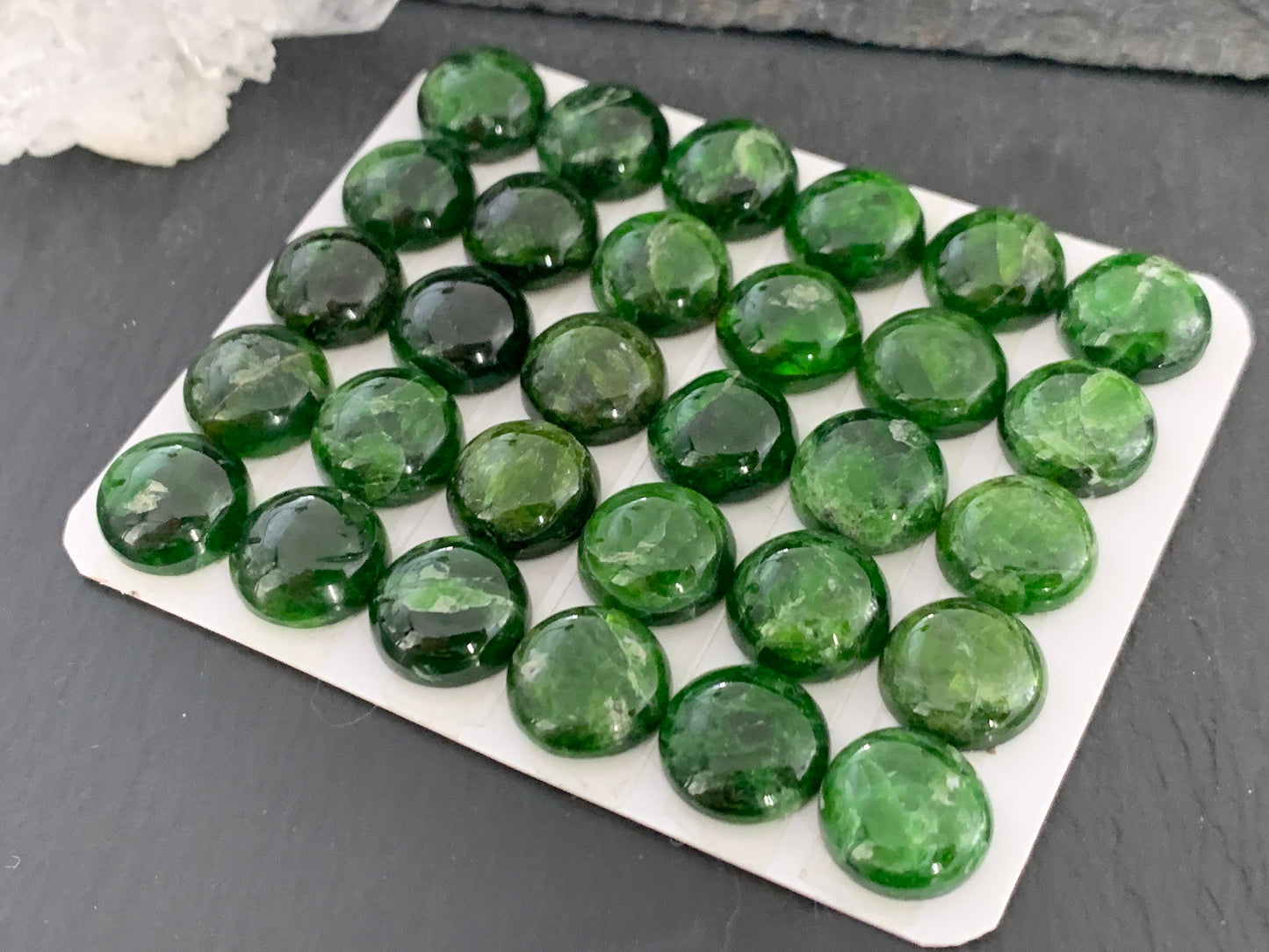 Chrome Diopside round 12mm cabochon - Calibrated cabochons