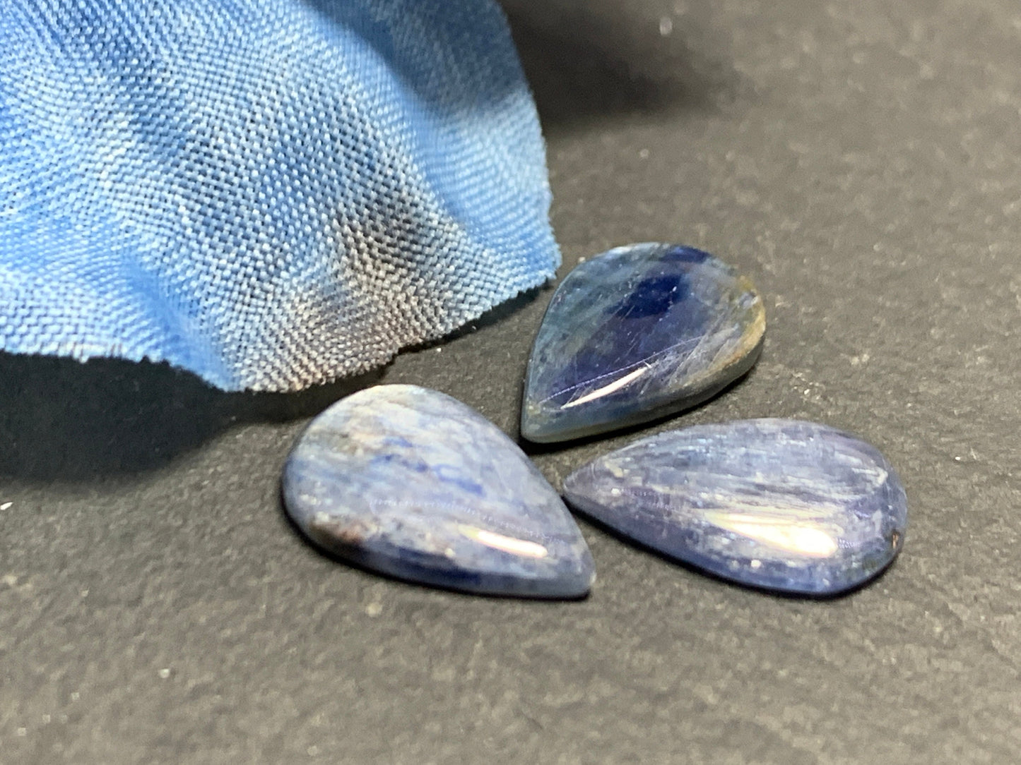 Kyanite pear 8x12mm cabochon - Calibrated Cabochons
