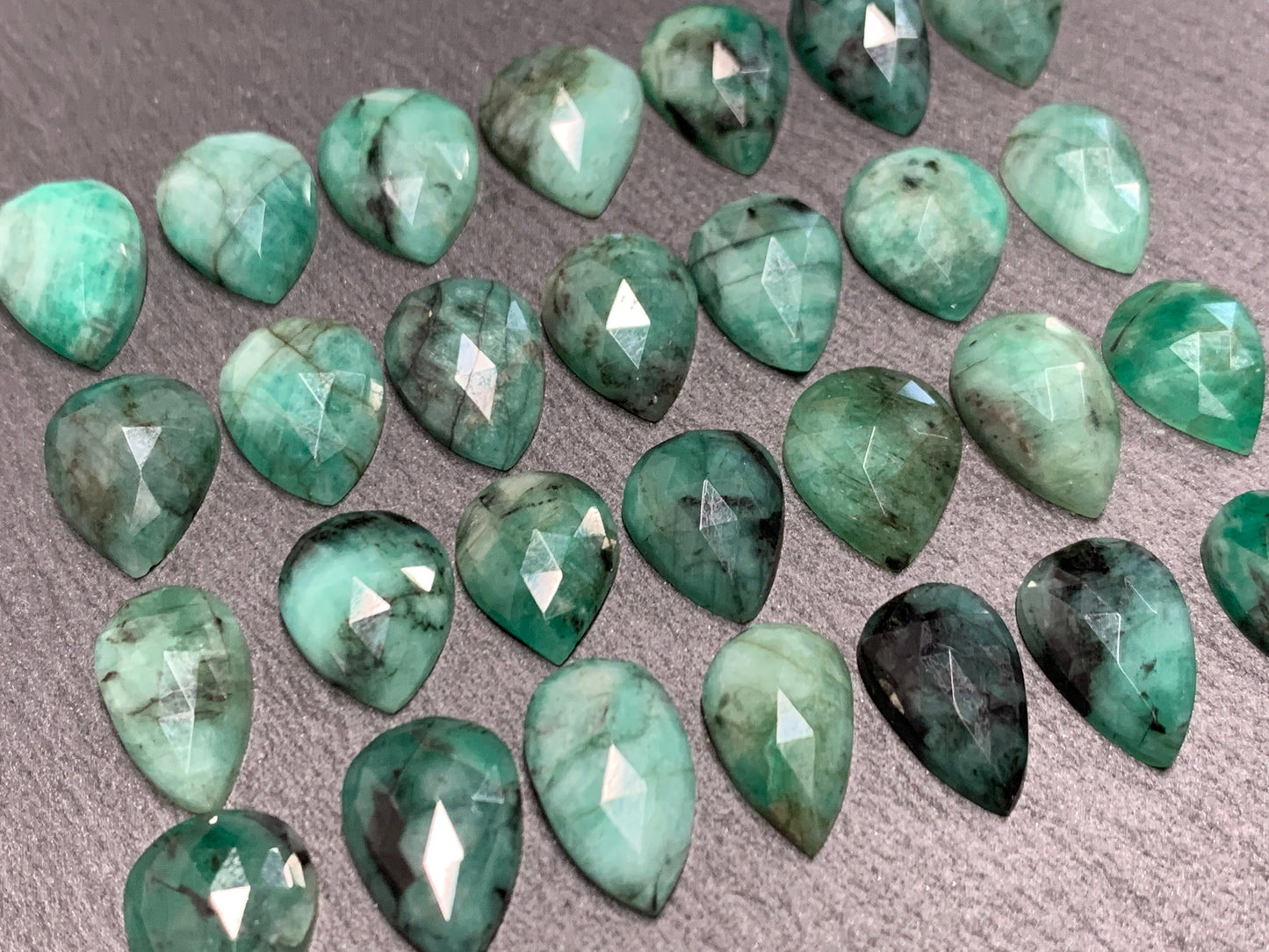 Emerald Faceted pear 12-14mm cabochon