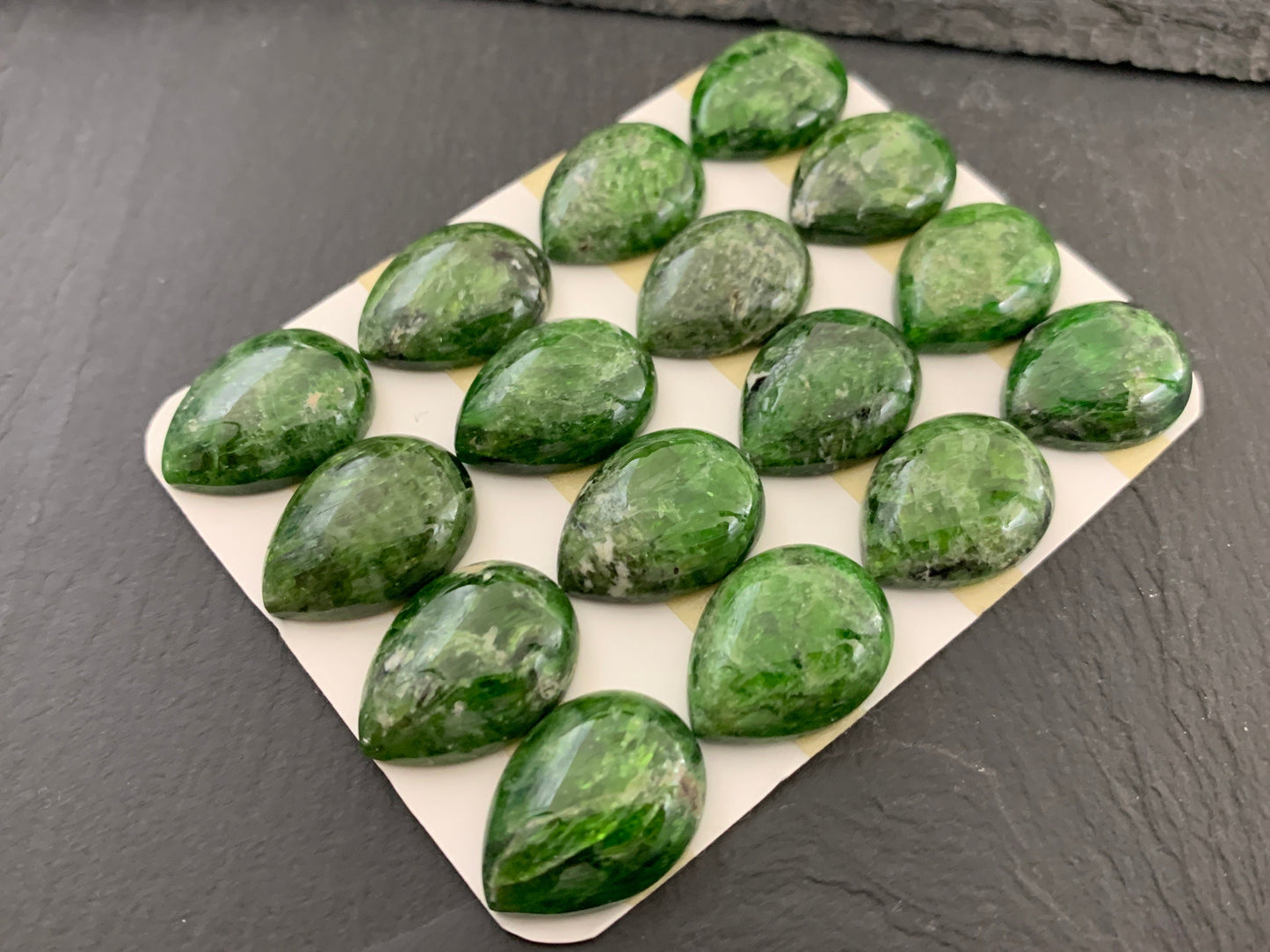 Chrome Diopside pear 15x20mm cabochon - Calibrated cabochons