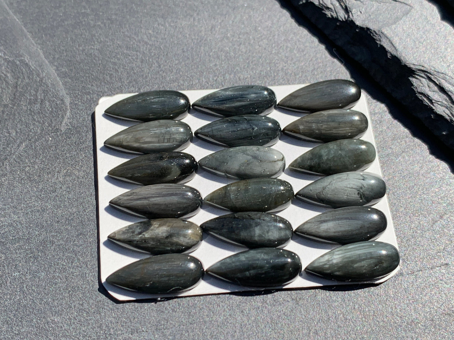 Eagle Eye pear 8x20mm cabochon - Calibrated cabochons