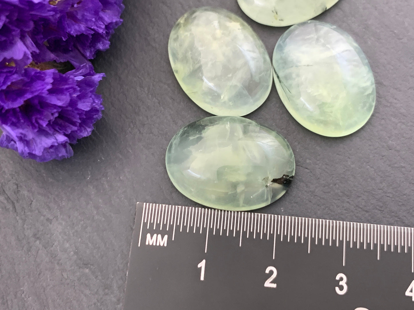 Prehnite oval 15x20mm cabochon - Calibrated cabochons