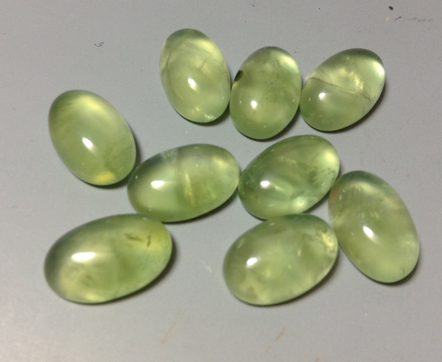 Prehnite oval 8x12mm cabochon - Calibrated cabochons