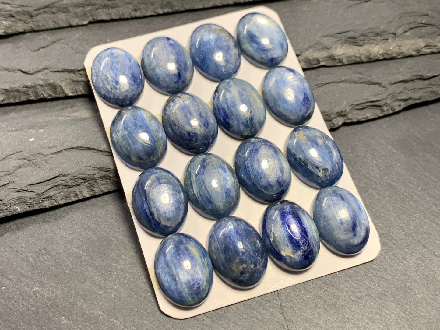 Blue Kyanite oval 15x20mm cabochon - Calibrated cabochons