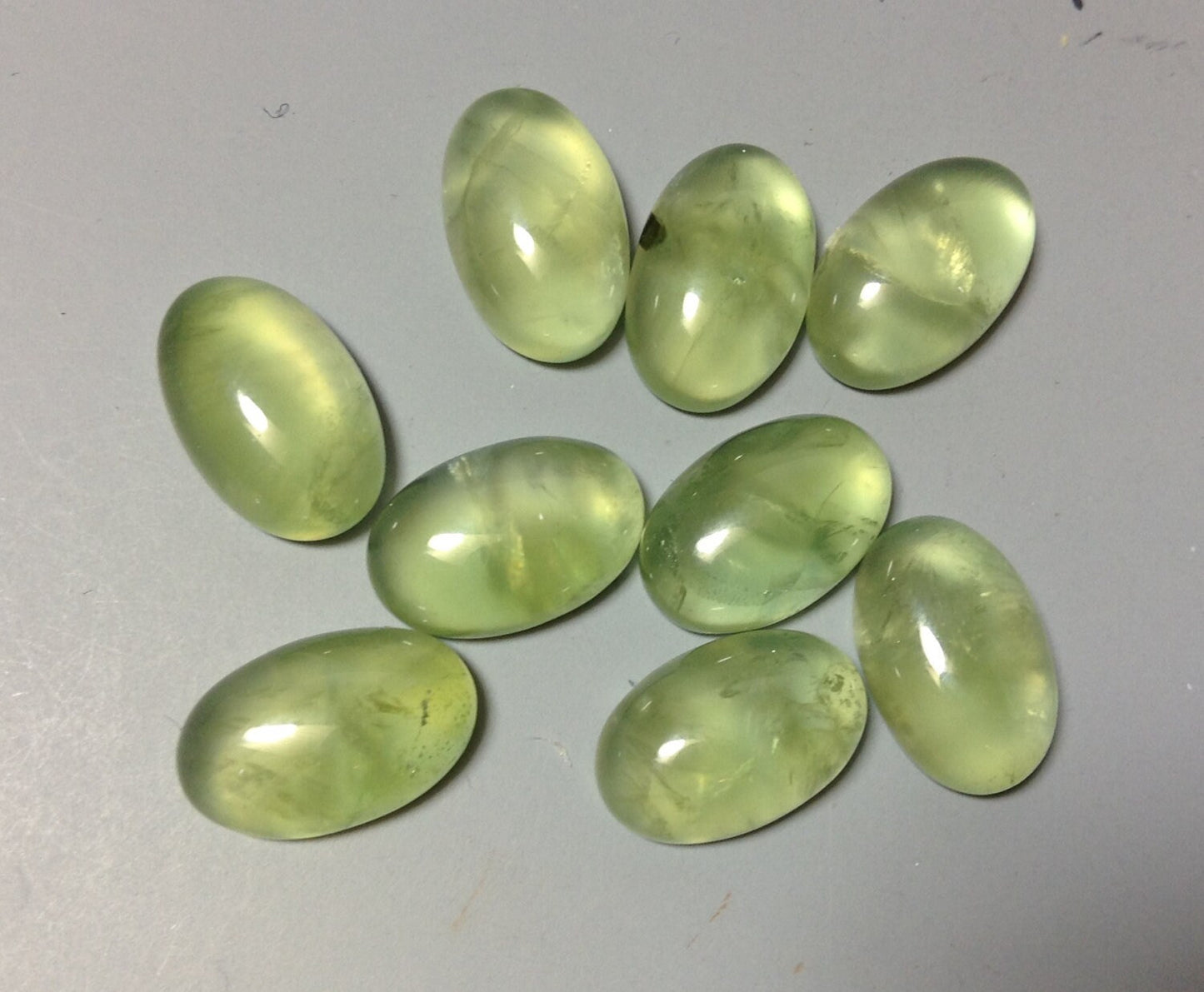 Prehnite oval 8x12mm cabochon - Calibrated cabochons