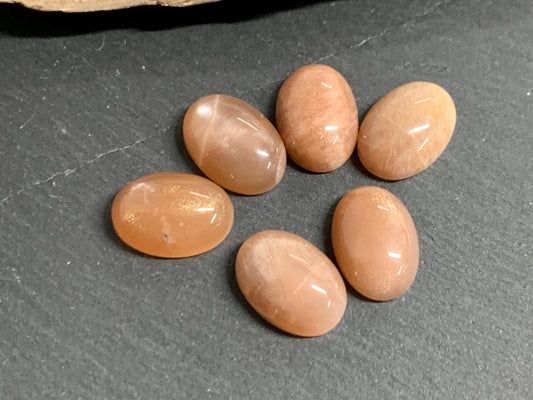 GoldSand Moonstone oval 10x14mm cabochon - Calibrated cabochons