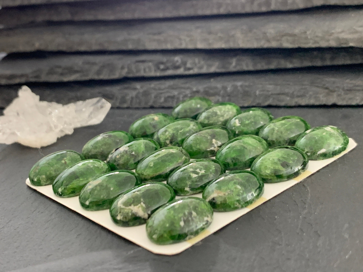 Chrome Diopside oval 13x18mm cabochon - Calibrated cabochons