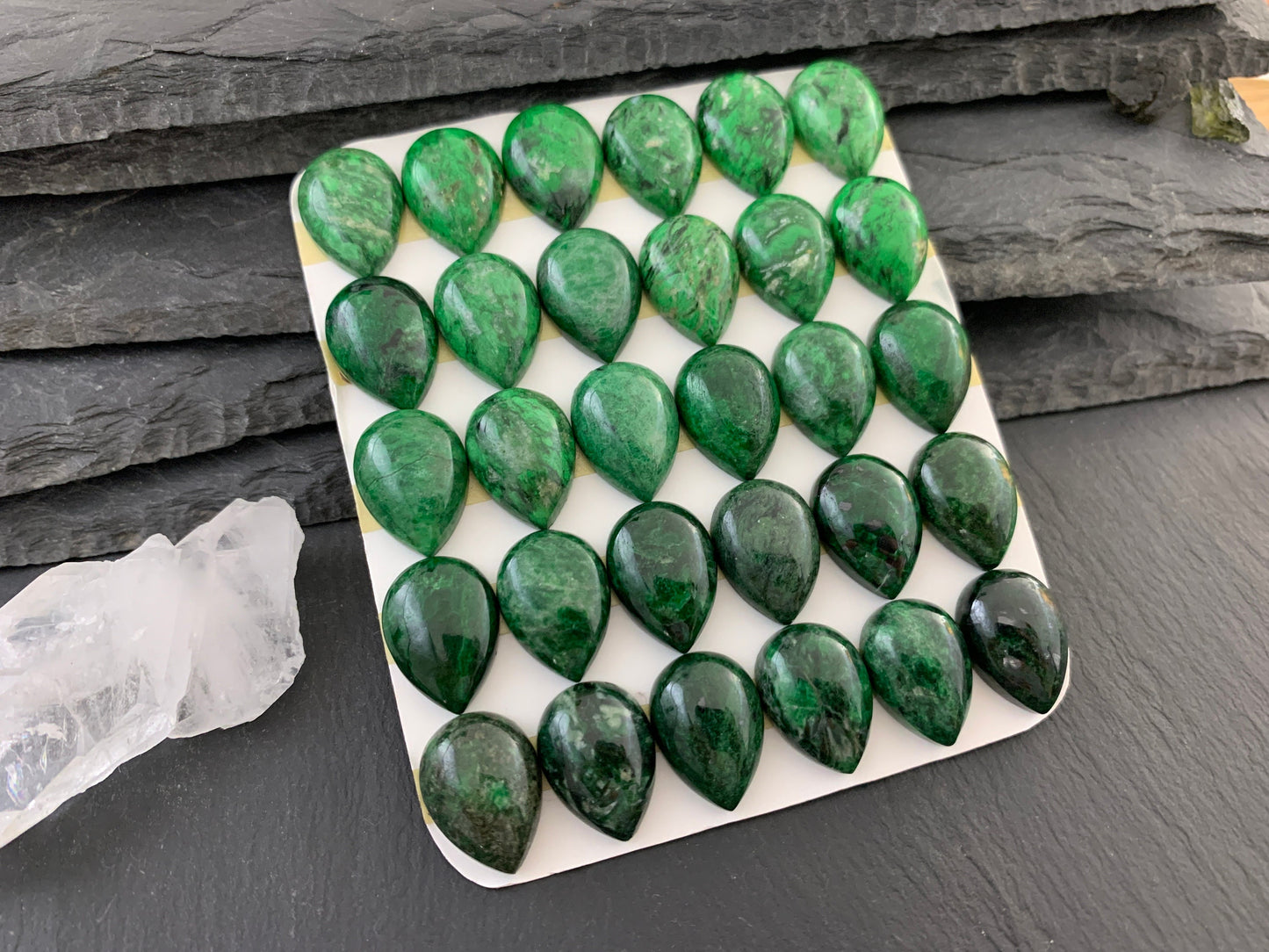 Maw Sit Sit pear 13x18mm cabochon - Calibrated cabochons