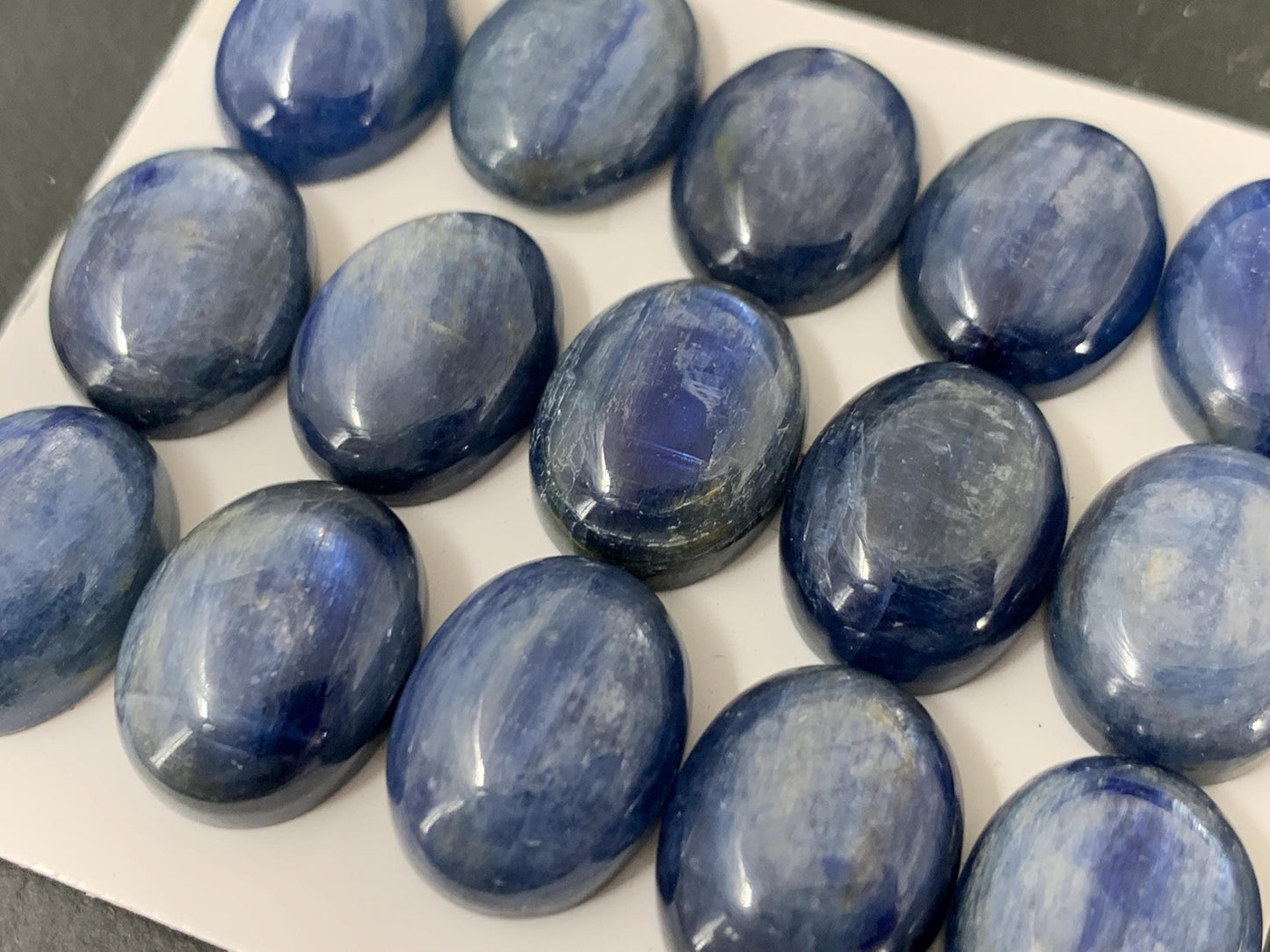 Kyanite oval 13x17mm cabochon - Calibrated cabochons