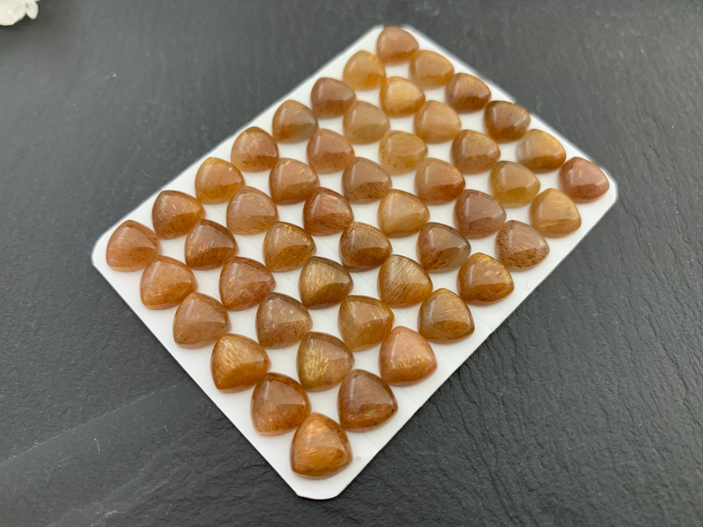 Goldsand Sunstone triangle 8mm cabochon - Calibrated cabochons