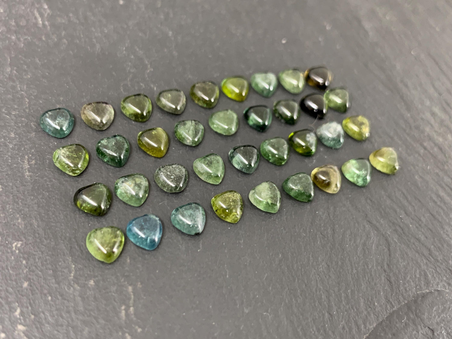 Green Tourmaline heart 5mm cabochon - Calibrated cabochons