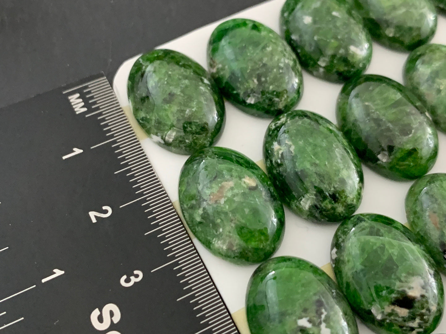 Chrome Diopside oval 13x18mm cabochon - Calibrated cabochons