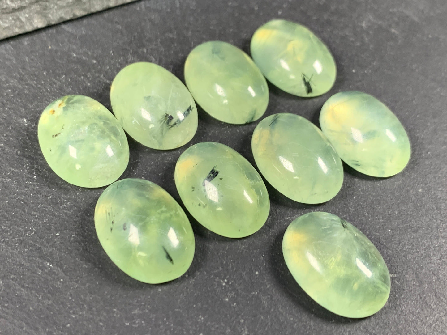 Prehnite oval 13x18mm Cabochon - Calibrated cabochons