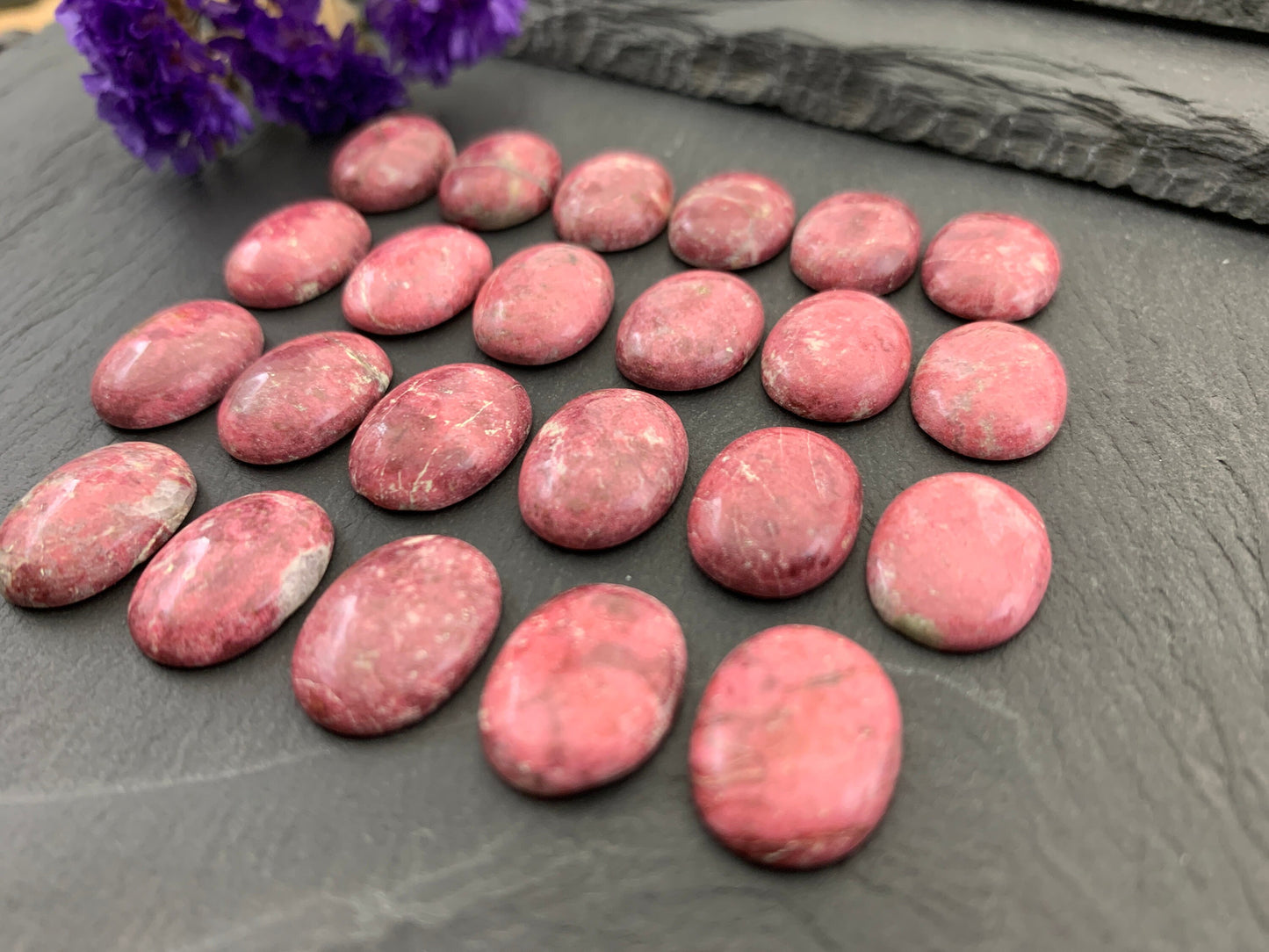Thulite (Rosaline Zoisite) oval 12x16mm cabochon