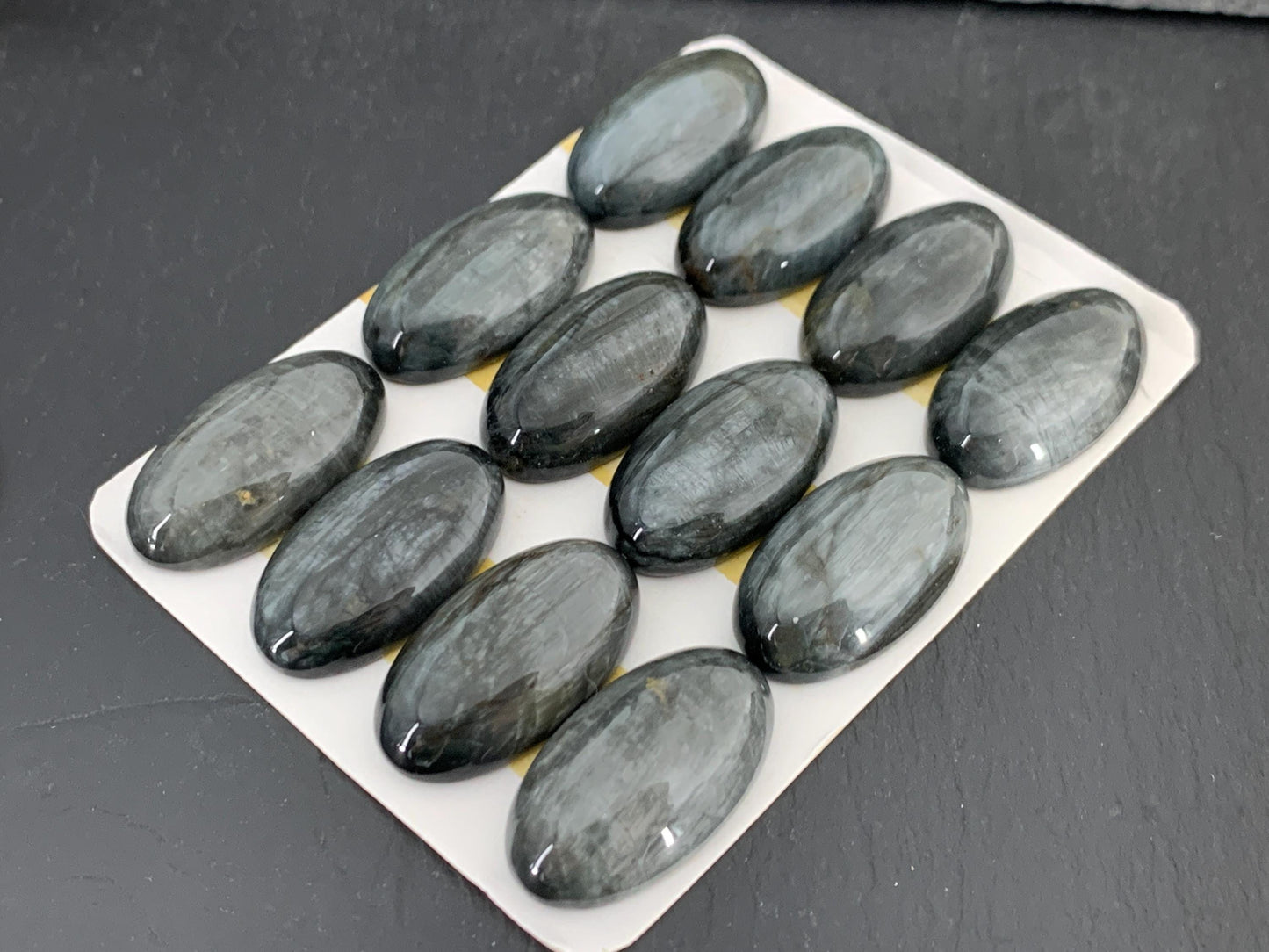 Eagle Eye oval 14x25mm cabochon - Calibrated cabochons