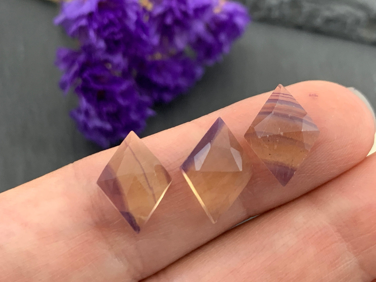 Faceted Fluorite rhombus 10x14mm cabochon - Calibrated cabochons