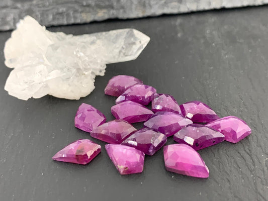 Faceted Sapphire kite 8x12mm cabochon - Second quality cabochon