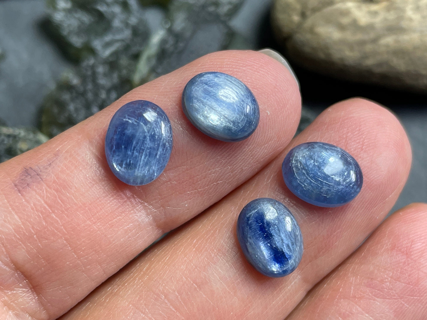 Kyanite oval 7x9mm cabochon - Calibrated cabochons
