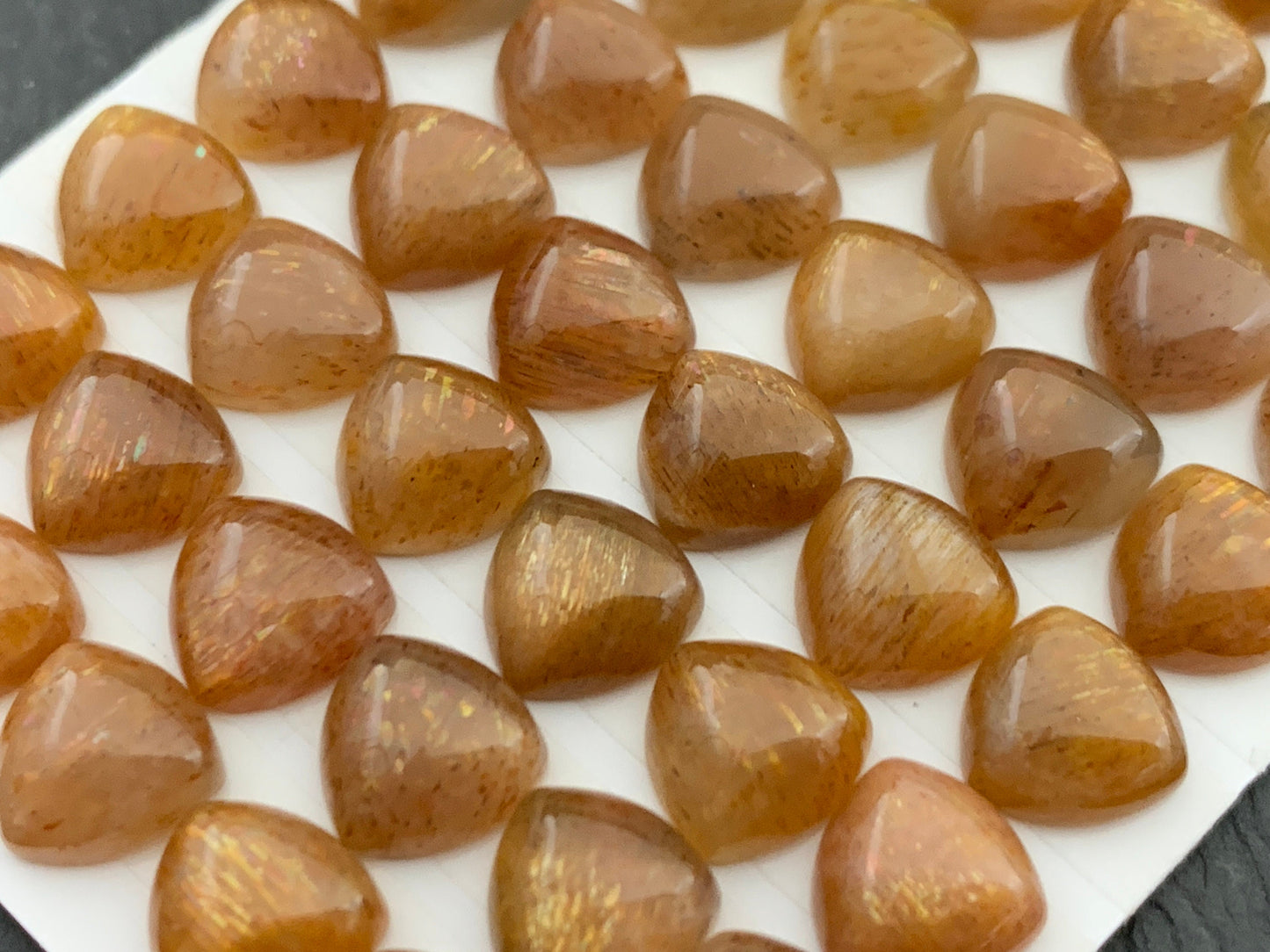 Goldsand Sunstone triangle 8mm cabochon - Calibrated cabochons