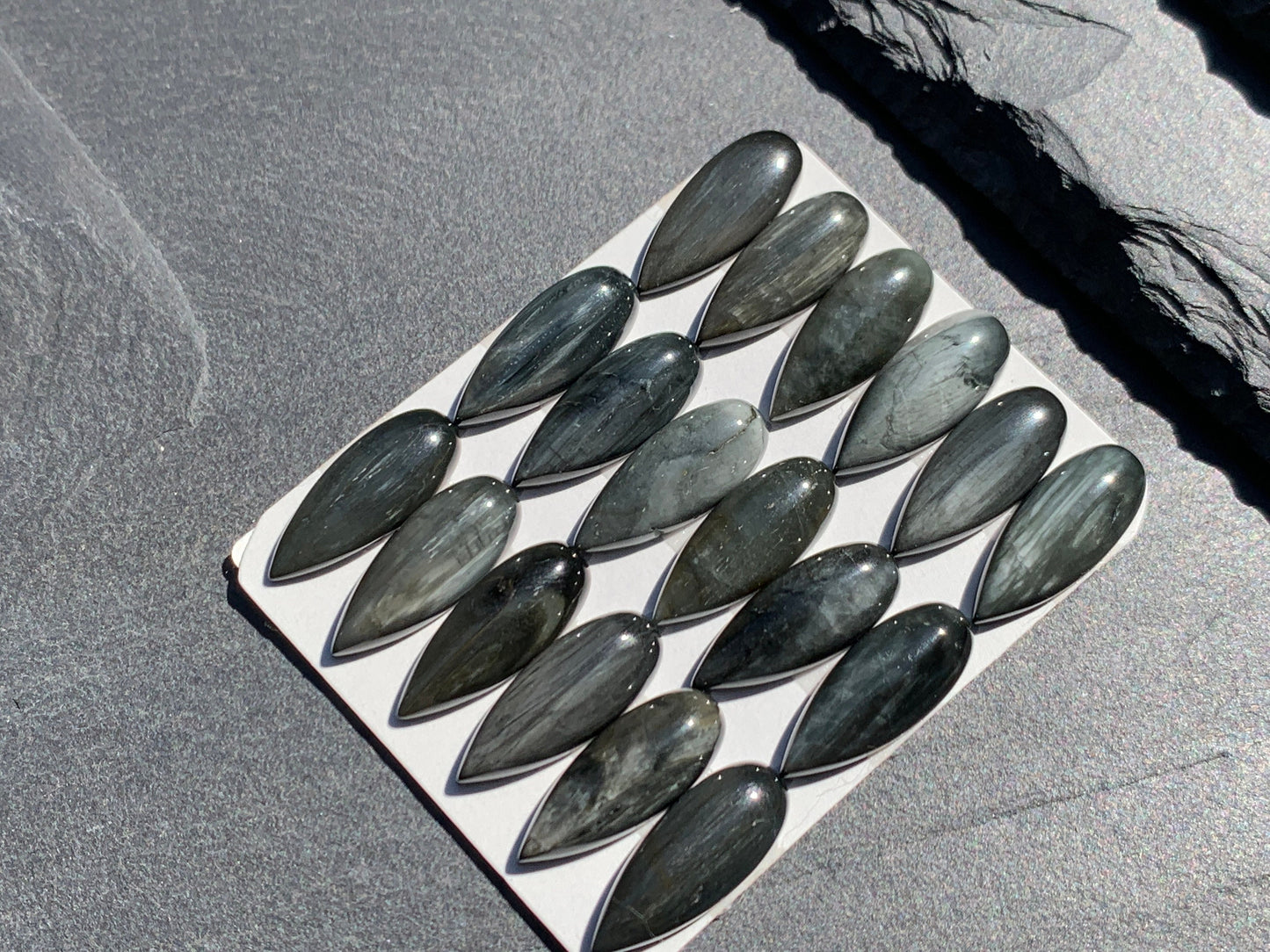 Eagle Eye pear 8x20mm cabochon - Calibrated cabochons