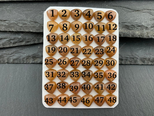 Goldsand Sunstone triangle 8mm cabochon - Calibrated cabochons