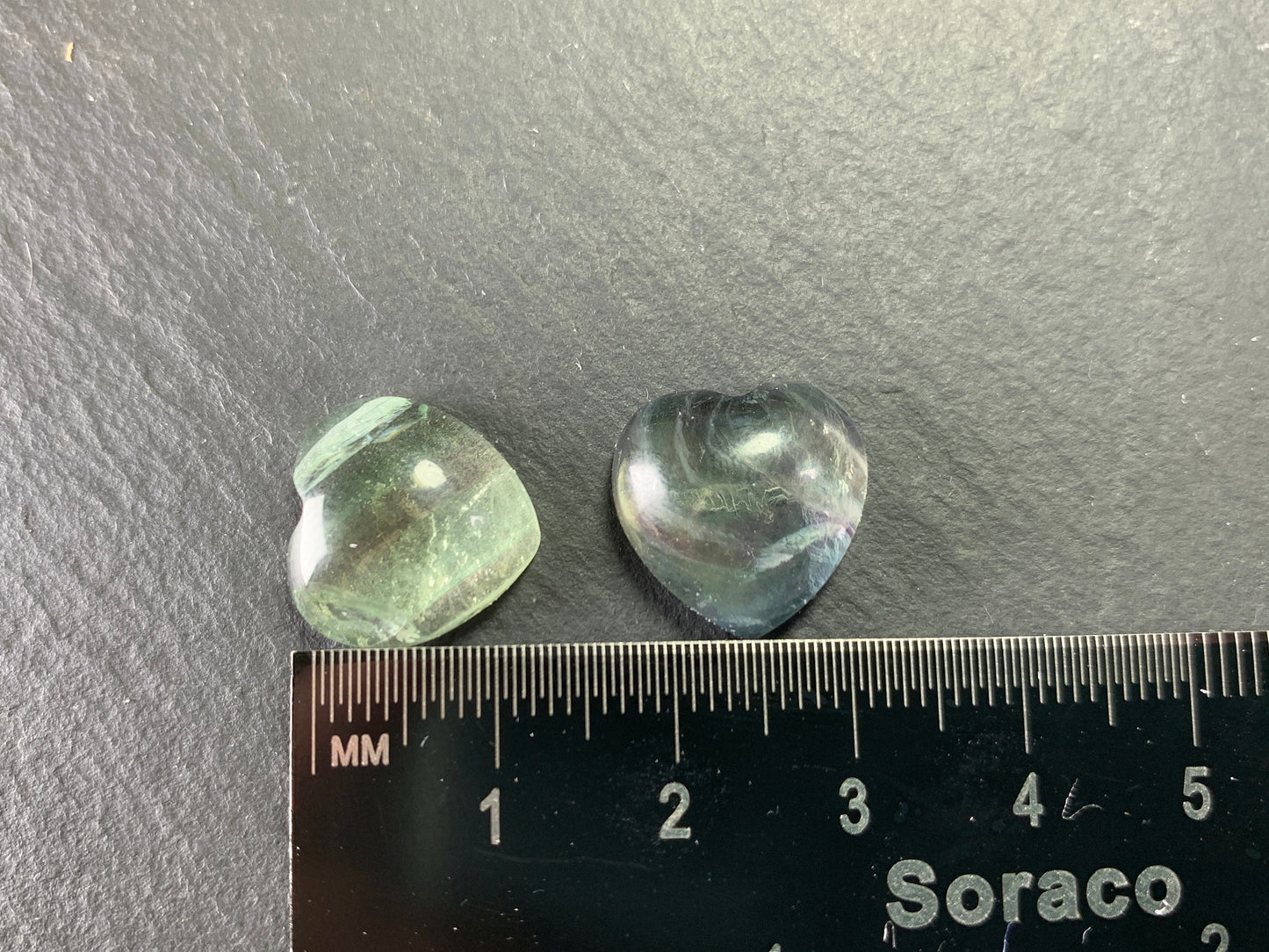 Green Fluorite heart 15mm cabochon - Calibrated cabochons