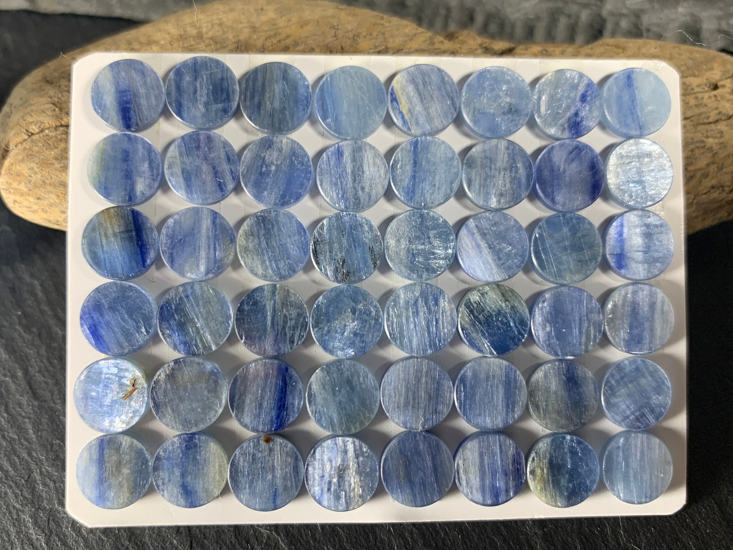 Flat Blue Kyanite round 8mm cabochon - Calibrated cabochons