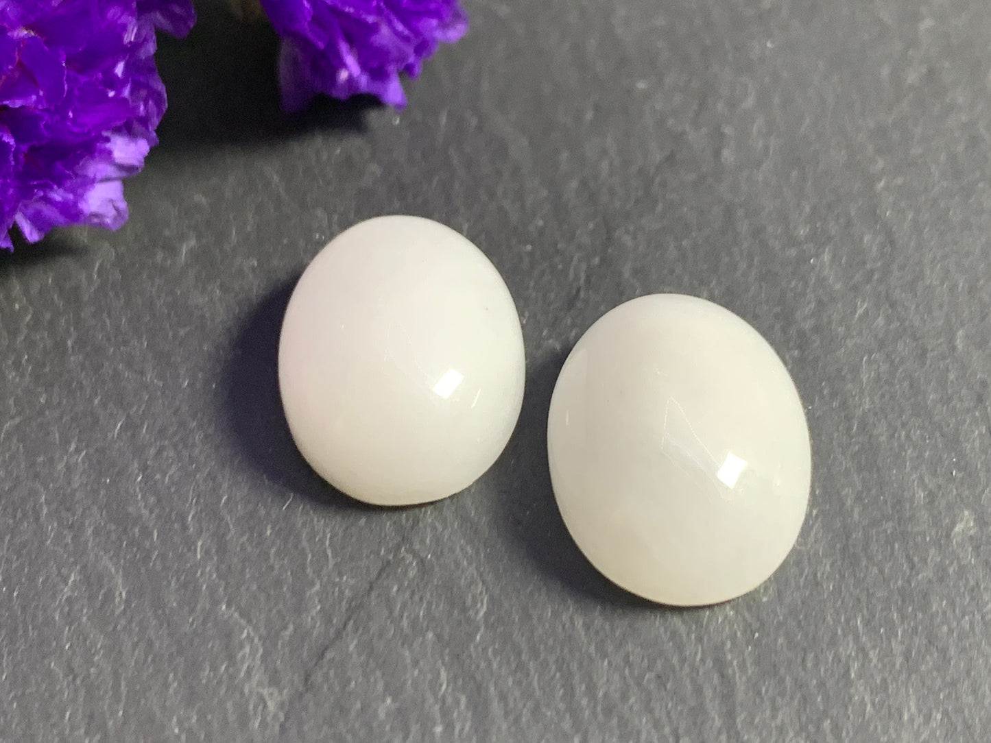 White Quartzite oval 12x16mm cabochon - Calibrated cabochons