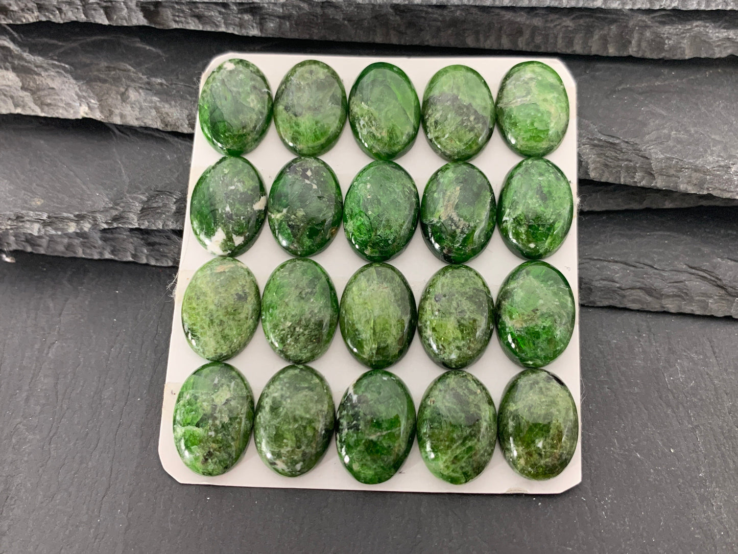 Chrome Diopside Oval 13x18mm cabochon - Calibrated cabochons